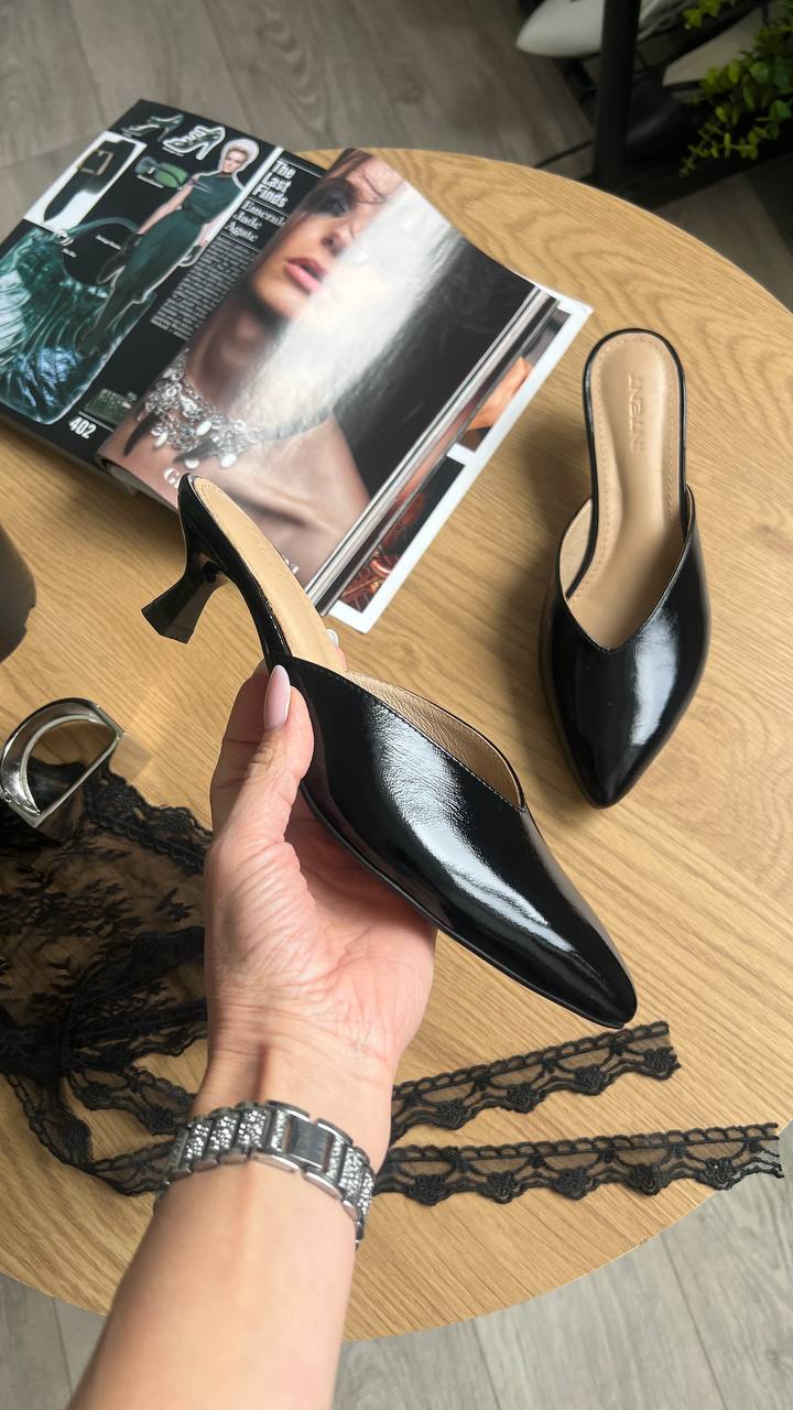 Шкіряні мюлі-шльопанці Flora M114L (чорний лак)