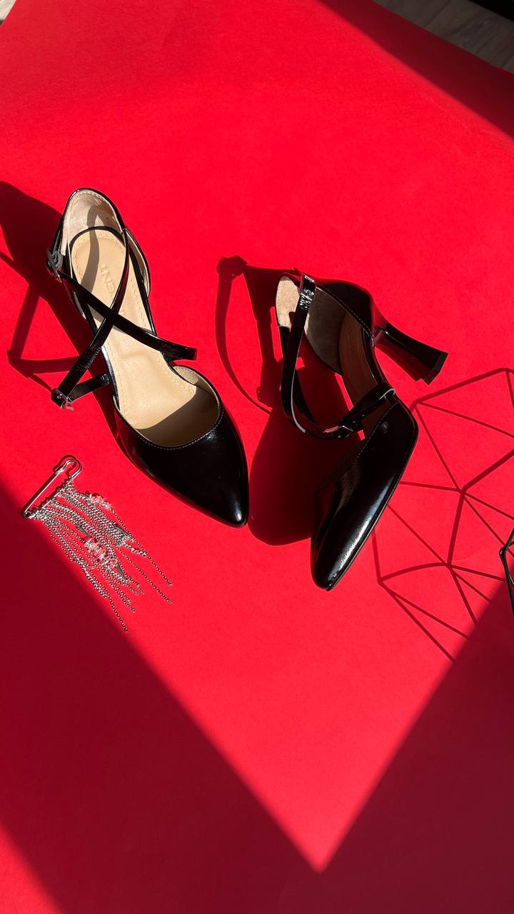 Шкіряні туфлі Pretty B136L (чорний лак)