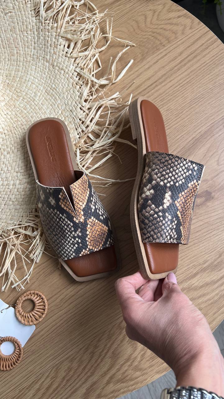 Шкіряні шльопанці Nadine SH119 (анаконда руда)