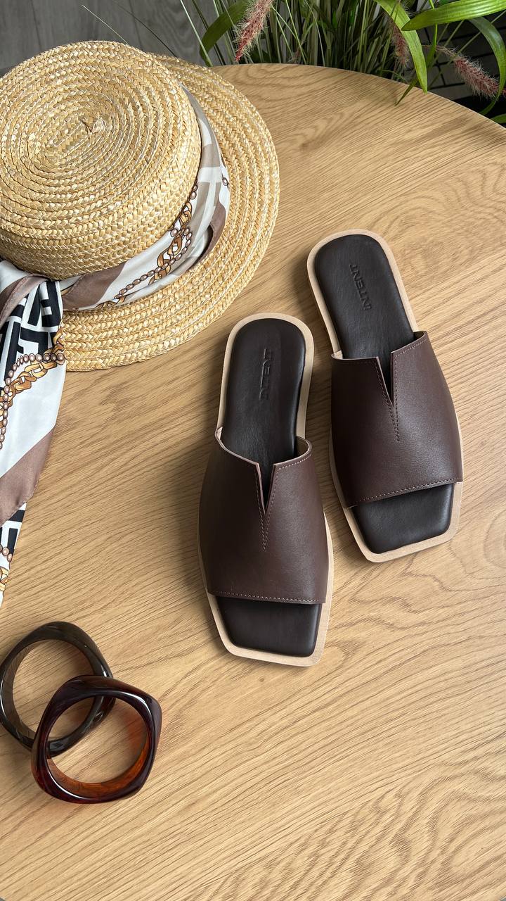 Шкіряні шльопанці Nadine SH119 (шоколад)