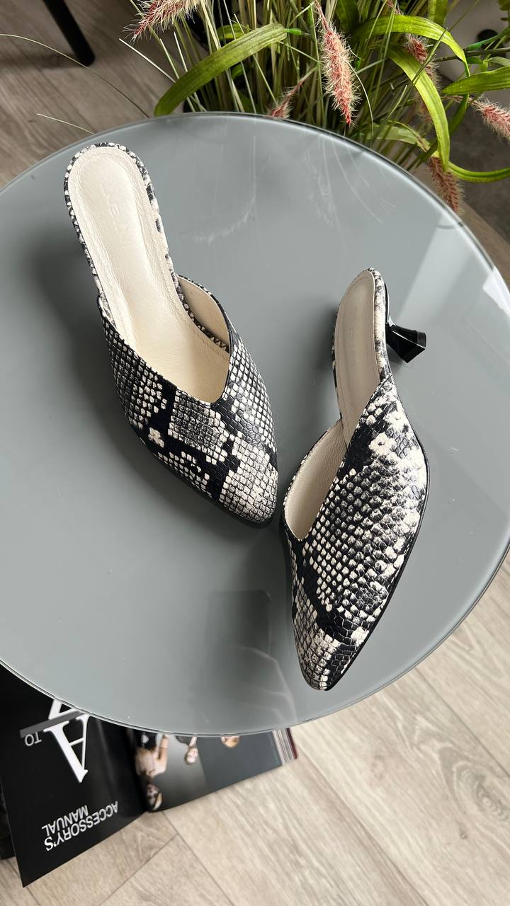 Шкіряні мюлі-шльопанці Flora M115 (анаконда ч/б)