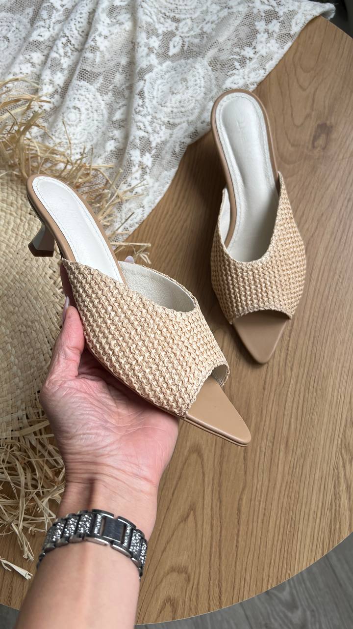 Шкіряні мюлі-шльопанці Sindy M113 (соломка сахара)